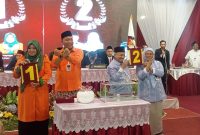 Kedua paslon saat foto bersama usai pengambilan nomor urut (Foto. Arief Yuda)