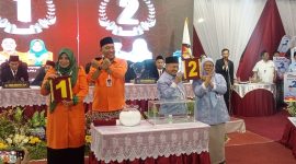 Kedua paslon saat foto bersama usai pengambilan nomor urut (Foto. Arief Yuda)