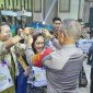 Kapolda Jatim Irjen. Pol. Drs. Iman Sugianto saat menyematkan mahkota Duta Mahameru Lantas kepada Aprilly Natania selaku juara pertama.