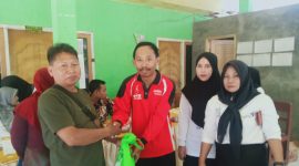 Penyerahan secara simbolis Bantuan Pangan Pengentasan Stunting (BPPS) oleh Koordinator Penyuluh KB Kecamatan Jatibanteng, Heri Sugiarto, kepada salah satu keluarga rentan stunting di Kantor Desa Semambung, Kecamatan Jatibanteng, Kabupaten Situbondo, Jawa Timur.