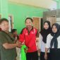 Penyerahan secara simbolis Bantuan Pangan Pengentasan Stunting (BPPS) oleh Koordinator Penyuluh KB Kecamatan Jatibanteng, Heri Sugiarto, kepada salah satu keluarga rentan stunting di Kantor Desa Semambung, Kecamatan Jatibanteng, Kabupaten Situbondo, Jawa Timur.
