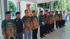 Ketua MWC NU Kecamatan Besuki, Kiai Abdul Jalal Al Kiromi (foto di tengah, memegang kertas putih) saat mengikuti upacara peringatan Hari Lahir LP Ma'arif ke-95 di Alun-alun Besuki, Kamis 19 September 2024.
