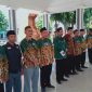 Ketua MWC NU Kecamatan Besuki, Kiai Abdul Jalal Al Kiromi (foto di tengah, memegang kertas putih) saat mengikuti upacara peringatan Hari Lahir LP Ma'arif ke-95 di Alun-alun Besuki, Kamis 19 September 2024.