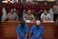 Kapolres Kebumen AKBP Recky saat konferensi pers dengan menghadirkan tersangka di Gedung Tribrata Polres Kebumen.