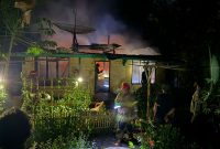 Tim pemadam kebakaran berjibaku memadamkan api di Gombong.