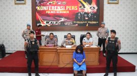 Kapolres Kebumen AKBP Recky pimpin konferensi pers ungkap kasus penipuan.