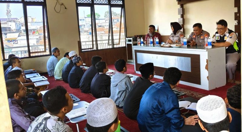 Jajaran Polresta Malang Kota saat sosialisasi tentang bahaya LGBT kepada masyarakat.