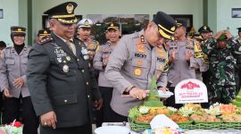 Kapolres Kebumen AKBP Recky dan Dandim 0709 Kebumen Letkol Czi Ardianata saat potong tumpeng memperingati HUT ke-79 TNI. 