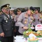 Kapolres Kebumen AKBP Recky dan Dandim 0709 Kebumen Letkol Czi Ardianata saat potong tumpeng memperingati HUT ke-79 TNI. 