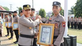 Kapolres Kebumen AKBP Recky saat memberikan reward kepada anggota Satlantas yang berhasil mengungkap kasus tabrak lari. 