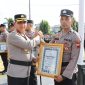 Kapolres Kebumen AKBP Recky saat memberikan reward kepada anggota Satlantas yang berhasil mengungkap kasus tabrak lari. 