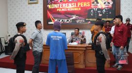 Konferensi pers Polres Kebumen terkait penangkapan kurir sabu. 