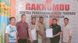 Tim advokasi pasangan calon Bupati dan Wakil Bupati Merangin, Syukur-Khafied (SUKA), saat di sentra Gakkumdu di Kantor Bawaslu Kabupaten Merangin, Jumat (11/10/2024).