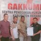 Tim advokasi pasangan calon Bupati dan Wakil Bupati Merangin, Syukur-Khafied (SUKA), saat di sentra Gakkumdu di Kantor Bawaslu Kabupaten Merangin, Jumat (11/10/2024).
