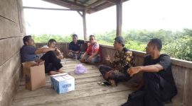 Suasana penuh keakraban Kelompok Tani Mekar Jaya (TKMJ) Kecamatan Pamenang dengan Calon Bupati Merangin M Syukur.