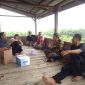 Suasana penuh keakraban Kelompok Tani Mekar Jaya (TKMJ) Kecamatan Pamenang dengan Calon Bupati Merangin M Syukur.