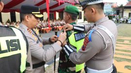 Gelaran Operasi Zebra Candi di Kabupaten Kebumen ditandai penyematan pita biru oleh Kapolres Kebumen AKBP Recky kepada Petugas