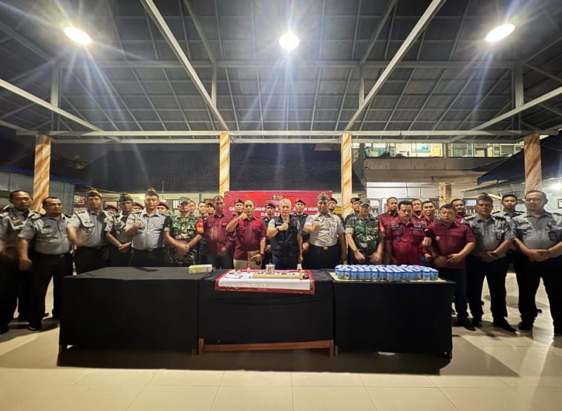 Caption:Kepala Divisi Pemasyarakatan (Kadiv Pas) Kanwil Kementerian Hukum dan HAM Jawa Timur, Herry Azhari saat memberikan arahan kepada seluruh Napi di lapas II B Pasuruan 