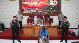 Kompol Setiyoko didampingi Kaurbinopsnal Satreskrim Ipda Oon Tulistiono, saat konferensi pers.