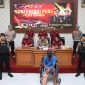 Kompol Setiyoko didampingi Kaurbinopsnal Satreskrim Ipda Oon Tulistiono, saat konferensi pers.