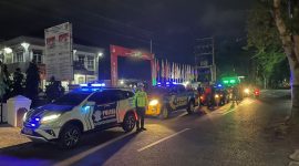 Anggota TNI-Polri dan Satpol PP dalam kegiatan patroli gabungan menjelang Pemilihan Bupati Kebumen, Jawa Tengah.