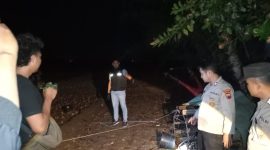 Petugas dari Polres Kebumen dan warga di TKP, area pesawahan Desa Ambalkliwonan, Kecamatan Ambal.