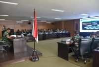 Irdam XVIII/Kasuari, Brigjen TNI Musa David M. Hasibuan, S.I.P., M.A.B., memimpin rapat review penilaian Reformasi Birokrasi (RB) Tingkat Kotama tahun 2024, di Markas Kodam XVIII/Kasuari, Manokwari, Papua Barat, Senin (21/10/2024).