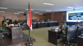 Irdam XVIII/Kasuari, Brigjen TNI Musa David M. Hasibuan, S.I.P., M.A.B., memimpin rapat review penilaian Reformasi Birokrasi (RB) Tingkat Kotama tahun 2024, di Markas Kodam XVIII/Kasuari, Manokwari, Papua Barat, Senin (21/10/2024).