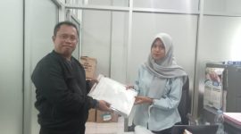 Di Kantor Bakesbangpol Kabupaten Kebumen, Wahyudin Ketua DPC Pejuang Siliwangi Indonesia Bersatu menyerahkan berkas.