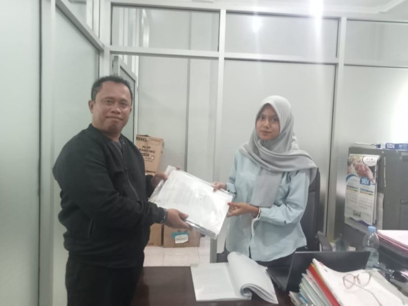 Di Kantor Bakesbangpol Kabupaten Kebumen, Wahyudin Ketua DPC Pejuang Siliwangi Indonesia Bersatu menyerahkan berkas.