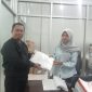 Di Kantor Bakesbangpol Kabupaten Kebumen, Wahyudin Ketua DPC Pejuang Siliwangi Indonesia Bersatu menyerahkan berkas.
