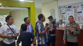 Kru Bus Agra Emas dan anggota polres kebumen saat berada di RSUD Soedirman Kebumen