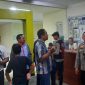 Kru Bus Agra Emas dan anggota polres kebumen saat berada di RSUD Soedirman Kebumen