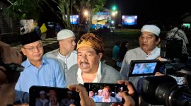 Pendiri Al Hassanah Foundation, Syekh Najib Salim Atamimi, saat diwawancarai awak media. 