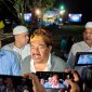 Pendiri Al Hassanah Foundation, Syekh Najib Salim Atamimi, saat diwawancarai awak media. 