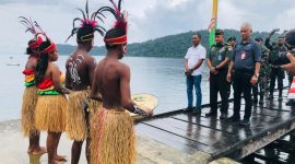 Komandan Kodim 1811/Teluk Wondama, Letkol Inf Budi Setiadi, S.I.P mendampingi Tim Penilai Kampung Pancasila disambut warga saat tiba di Dermaga Kampung Aisandami, Distrik Teluk Duairi, Kabupaten Teluk Wondama pada Rabu (23/10/2024)