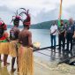 Komandan Kodim 1811/Teluk Wondama, Letkol Inf Budi Setiadi, S.I.P mendampingi Tim Penilai Kampung Pancasila disambut warga saat tiba di Dermaga Kampung Aisandami, Distrik Teluk Duairi, Kabupaten Teluk Wondama pada Rabu (23/10/2024)