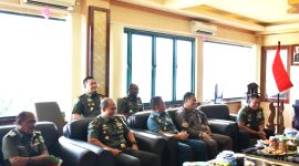 Pangdam XVIII/Kasuari, Mayjen TNI Haryanto, S.I.P., M.Tr.(Han)., didampingi Kapoksahli Pangdam, Danpomdam, Kakumdam, Kepala Otmil IV-21 Manokwari, dan Waasintel Kasdam XVIII/Kasuari, saat menerima audiensi dari Direktur Pembinaan Tenaga Teknis dan Administrasi Peradilan Militer dan Tata Usaha Negara Mahkamah Agung RI, Marsma TNI Edi Wuryanto, S.IP., C Fr.A., bersama Stafnya di Makodam, Trikora, Arfai 1, Manokwari, Papua Barat, pada Kamis (24/10/2024).