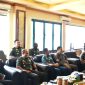 Pangdam XVIII/Kasuari, Mayjen TNI Haryanto, S.I.P., M.Tr.(Han)., didampingi Kapoksahli Pangdam, Danpomdam, Kakumdam, Kepala Otmil IV-21 Manokwari, dan Waasintel Kasdam XVIII/Kasuari, saat menerima audiensi dari Direktur Pembinaan Tenaga Teknis dan Administrasi Peradilan Militer dan Tata Usaha Negara Mahkamah Agung RI, Marsma TNI Edi Wuryanto, S.IP., C Fr.A., bersama Stafnya di Makodam, Trikora, Arfai 1, Manokwari, Papua Barat, pada Kamis (24/10/2024).