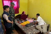 Petugas Dukcapil Kebumen saat member kan pelayanan kepada warga penyandang disabilitas.(Foto;Istimewa)