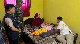 Petugas Dukcapil Kebumen saat member kan pelayanan kepada warga penyandang disabilitas.(Foto;Istimewa)