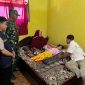 Petugas Dukcapil Kebumen saat member kan pelayanan kepada warga penyandang disabilitas.(Foto;Istimewa)