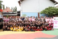 Foto bersama antara Kapolres Kebumen, Ketua Yayasan Kemala Bhayangkari, para pejabat Polres, pihak Bank BRI, serta para siswa dan wali murid.