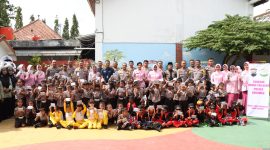 Foto bersama antara Kapolres Kebumen, Ketua Yayasan Kemala Bhayangkari, para pejabat Polres, pihak Bank BRI, serta para siswa dan wali murid.