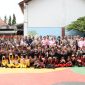 Foto bersama antara Kapolres Kebumen, Ketua Yayasan Kemala Bhayangkari, para pejabat Polres, pihak Bank BRI, serta para siswa dan wali murid.