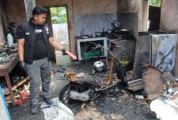 Petugas dari Polres Kebumen sedang mengidentifikasi penyebab kebakaran di Ambal.