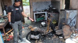 Petugas dari Polres Kebumen sedang mengidentifikasi penyebab kebakaran di Ambal.