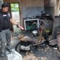 Petugas dari Polres Kebumen sedang mengidentifikasi penyebab kebakaran di Ambal.