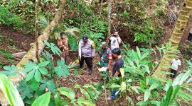 Anggota Polsek Rowokele dan Anggota Koramil dibantu warga saat mengecek TKP