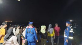 Sejumlah petugas saat berada di lokasi dekat pantai Dusun Mandaran di Desa Pesisir, Kecamatan Besuki, Kabupaten Situbondo.